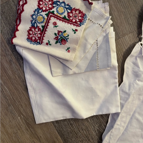 Vintage Linen White Tablecloth& Mismatched Napkins/ Vintage Linen lot - Picture 5 of 9